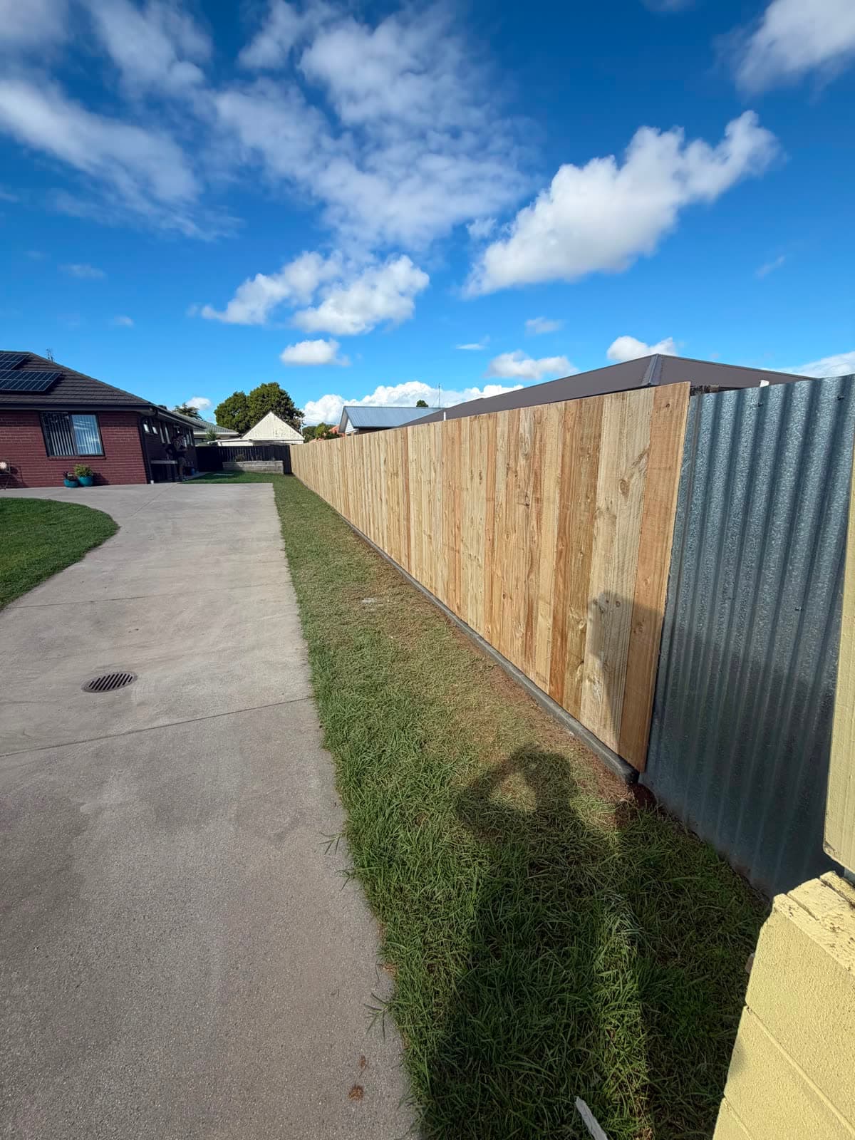 Straight-run boundary fence in Papakura — image 2