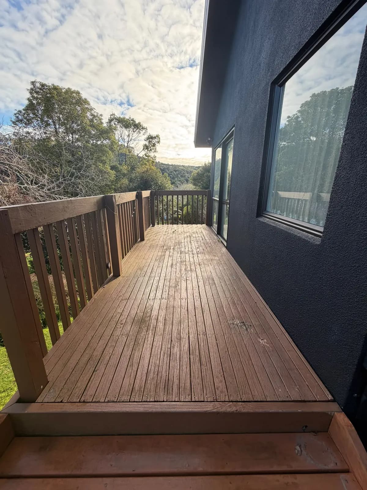 2 × 5 m balcony deck relay — Before — darker weathered boards, gaps too tight to drain