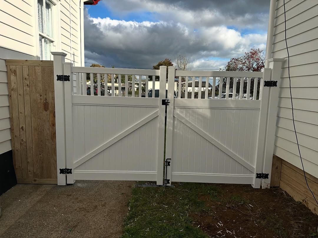 PVC gateway with timber finish — image 2